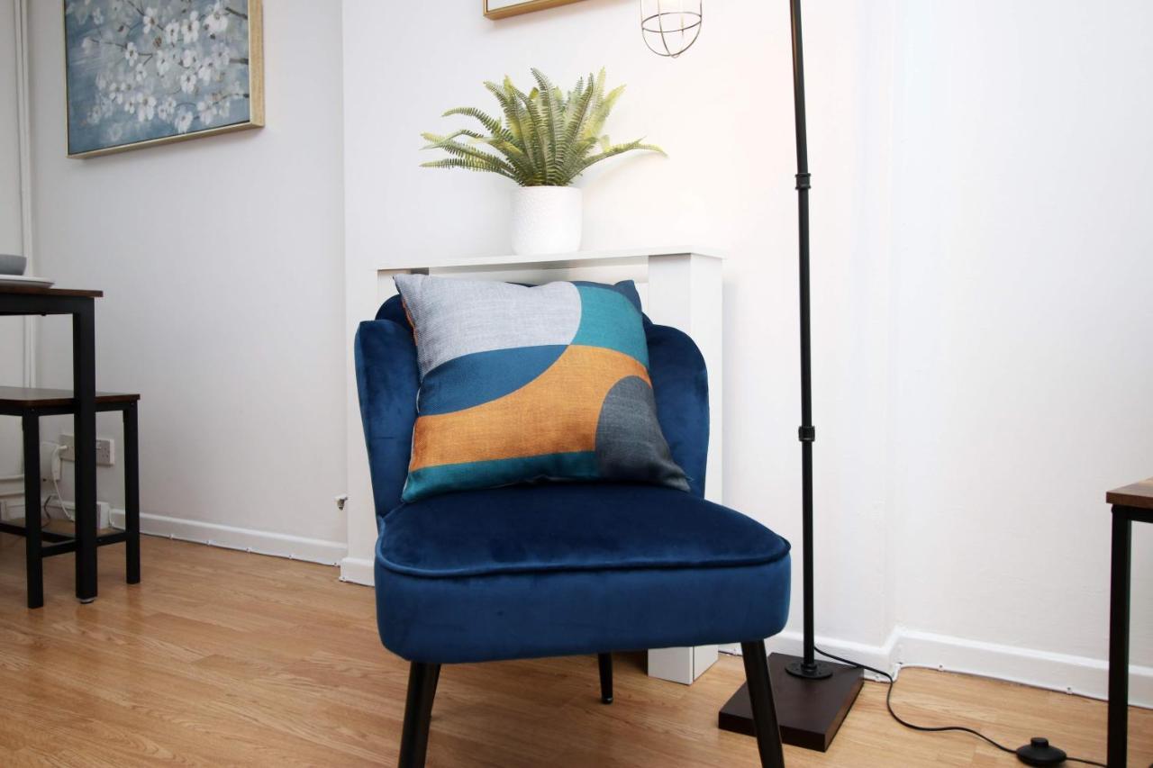 2Bedroom Home- Free Parking, Wi-Fi & Patio- Available For Long Or Short Term Bristol Bagian luar foto