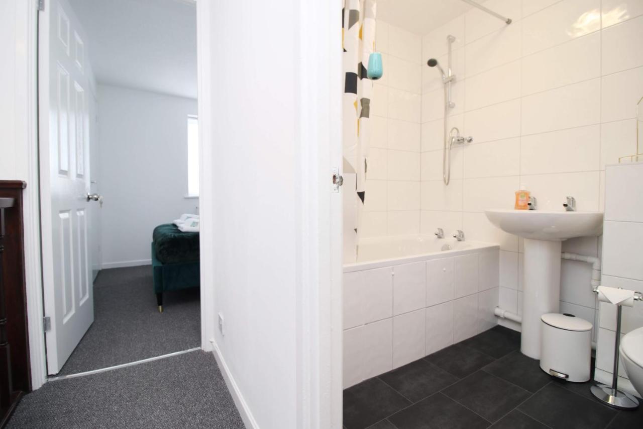 2Bedroom Home- Free Parking, Wi-Fi & Patio- Available For Long Or Short Term Bristol Bagian luar foto