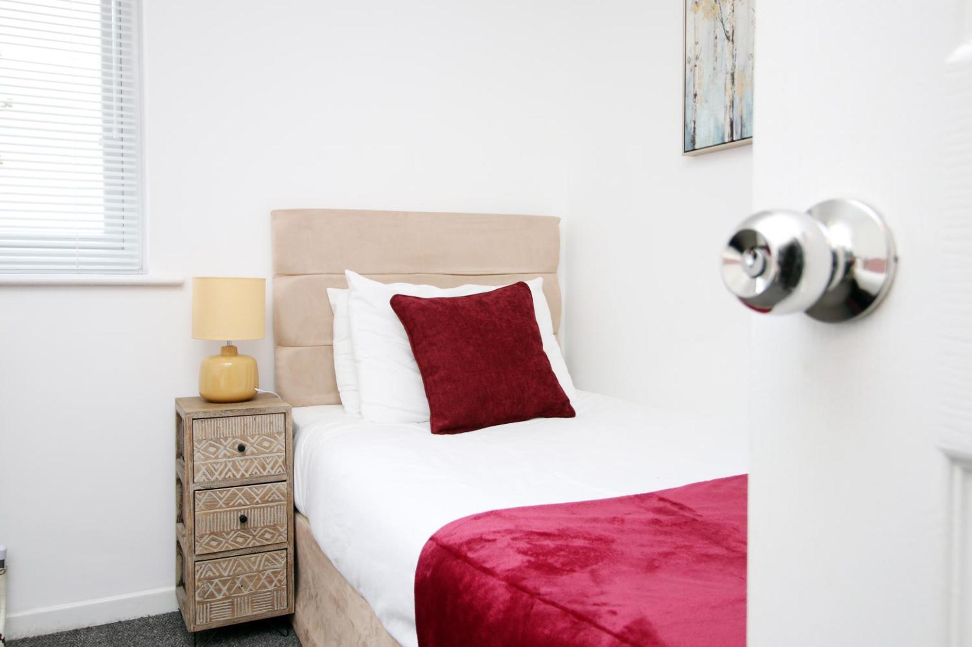 2Bedroom Home- Free Parking, Wi-Fi & Patio- Available For Long Or Short Term Bristol Bagian luar foto